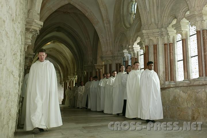 2008.10.21_13.04.40.JPG - M�nche im Kreuzgang auf dem Weg zur Kirche