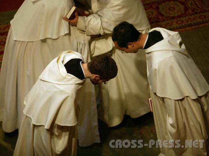 2008.10.23_06.54.41.JPG - Die Fratres geben einander den Friedensgru�.