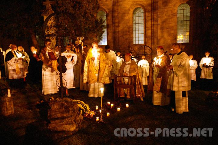 2008.11.15_20.19.04.JPG - Kardinal Sch�nborn betet am Grab von Abt Karl Braunstorfer.