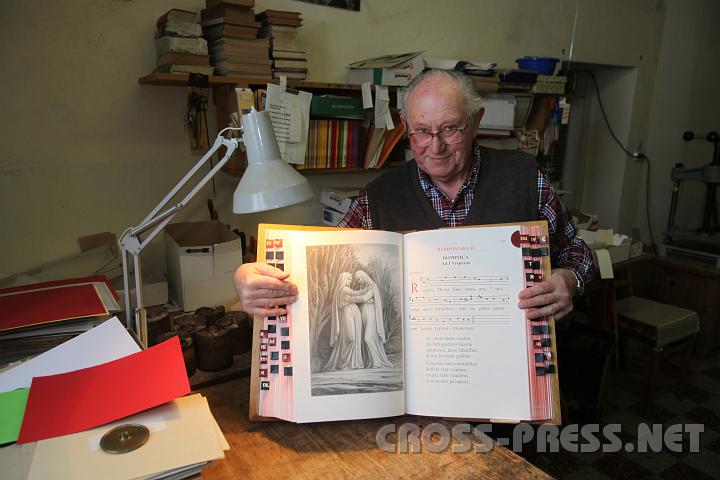 2009.02.18_10.28.43.JPG - Die riesigen Chorgebetsb�cher werden in der stiftseigenen Buchbinderei gebunden.