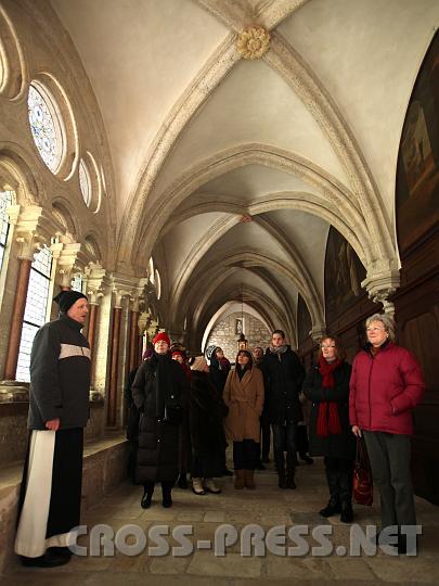 2009.02.20_14.05.14.JPG - Frater Nikodemus bei der Stiftsf�hrung in winterlicher "Ordenstracht".  ;)