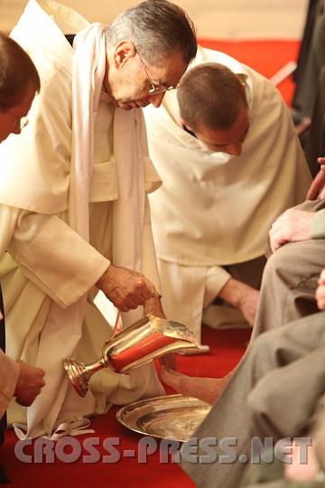 2009.04.09_11.01.42.jpg - Die Fu�waschung fand im Kreuzgang statt.