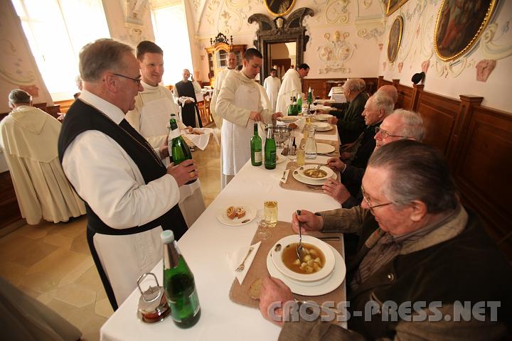 2009.04.09_11.17.24.jpg - ...im Refektorium, dem Speisesaal der M�nche.