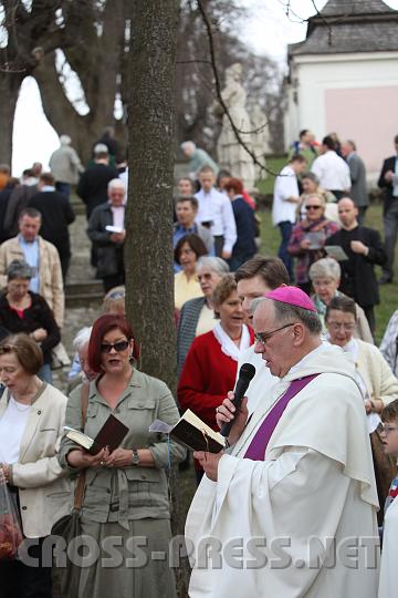2009.04.05_15.14.07.jpg - Abt Gregor betete den Leidensweg Christi an den jeweiligen Stationen.