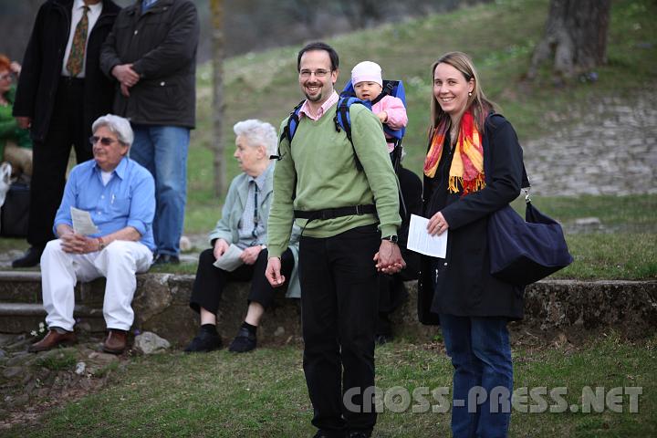 2009.04.05_15.15.25.jpg - Zum Kreuzweg kamen auch viele Familien mit Kindern.