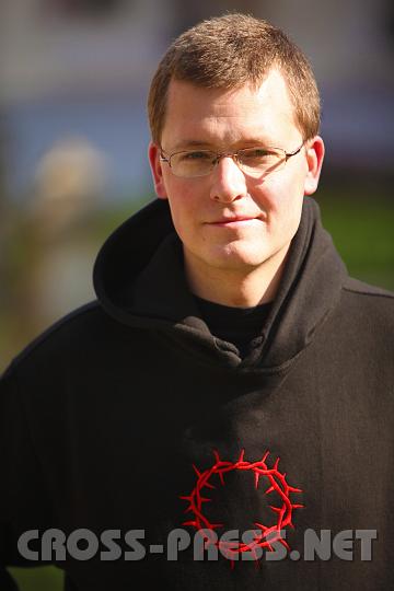 2009.04.08_09.00.30.jpg - Fr. Johannes Paul spielt f�r das "Krone" Team. :)