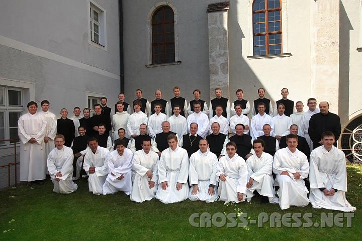 2009.04.12_10.53.35.jpg - Die jungen M�nner der "KlOster-Tage" mit Herrn Abt uned Konvent.  "Die Karwoche war besonders gesegnet, auch durch die Hilfe von 23 jungen M�nnern, die das Leben mit uns teilten, beim Klosterputz halfen und dann vor allem die Liturgie des Heiligen Triduum in der liturgischen Assistenz mitgestalteten. Jeder von unseren jungen G�sten erhielt einen jungen Mitbruder als 'Schutzengel' zur Seite gestellt, sodass sie sich schnell im kl�sterlichen Leben zurecht fanden. Alle haben mit Begeisterung und Hingabe ministriert, was man auch durch die gute geistliche Atmosph�re sp�ren konnte. Die jungen M�nner waren eine Bereicherung f�r uns", so P.Karl.