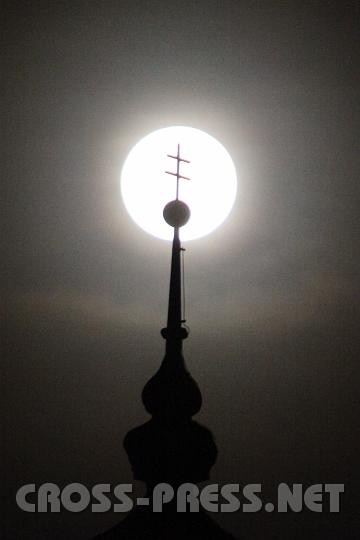 2009.04.09_22.22.32.jpg - Vollmond hinter dem Doppelkreuz