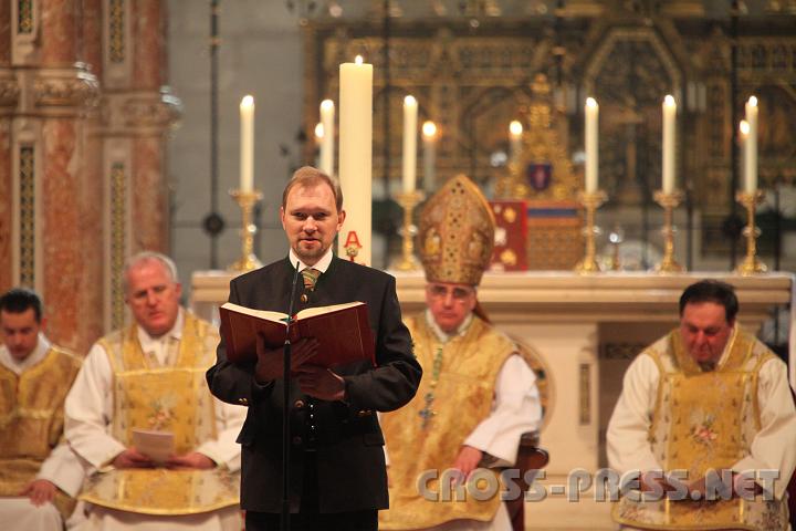 2009.04.12_09.16.55.jpg - Lesusung wird vorgetragn von Markus Riccabona.  Er ist Diakon im werden, kath. Journalist, Pfarrblattredakteur, Webmaster der Parrwebsite und Pfarrgemeinderat im Heiligenkreuz.