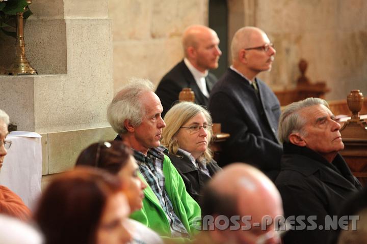 2009.04.12_09.45.08.jpg - Viele G�ste, darunter auch dieser Ehepaar aus Belgien, h�rten von "Music for Paradise" - CD, suchten den Stift Heiligenkreuz im Internet und fanden so den Weg hierher.