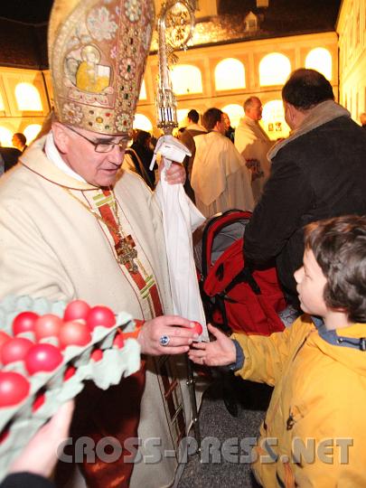 2009.04.12_00.02.10.jpg - Nach der Auferstehungsfeier bekam jeder Messbesucher ein rotes Osterei, nachdem er auf den Gru�: "Der Herr ist auferstanden" geantwortet hatte: "Er ist wahrhaft auferstanden!"
