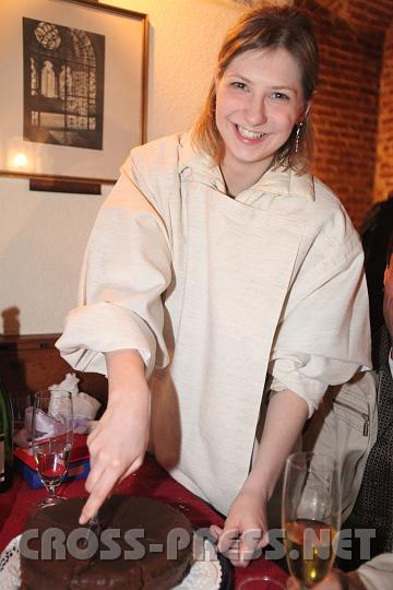 2009.04.12_00.57.55_01.jpg - Nachmittern�chtliches Anschneiden der Tauftorte :) im Kellerst�berl des Stiftes.