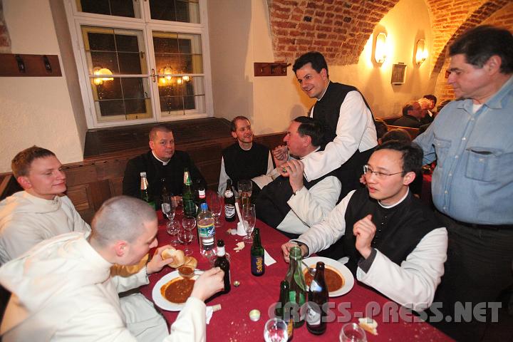 2009.04.12_00.58.39.jpg - Bei der Agape im Kellerst�berl wurde noch bis nach 2 Uhr gefeiert.