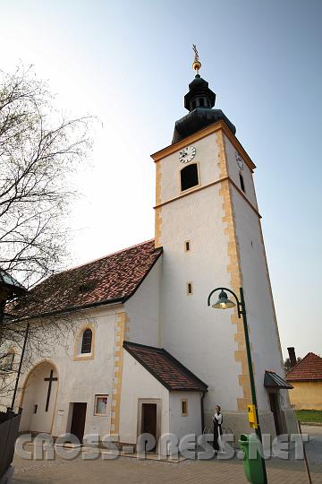 2009.04.06_07.50.26.jpg - Kirche in Pfaffst�tten.Die Pfarrkirche Pfaffst�tten, geweiht den Aposteln Petrus und Paulus, wurde Ende des 12 Jhd. erbaut - der heutige Chor im romanischen Stil. Der sp�tgotischen Hallenzubau mit innen liegenden Pfeilervorlagen sowie der Turm kamen wahrscheinlich im Zusammenhang mit der Pfarrerrichtung 1535 hinzu.Der an der Westseite angebauter Turm zeigt im Erdgescho� und im zweiten Gescho� Kreuzrippengew�lbe gleich dem Langhaus. Au�en zu sehen schmale Fensterschlitze und gotisches Kordongesimse, die Glockenstube mit Eselsr�ckenbogen. Das Zwiebeldach erhielt der Turm anstelle eines Pultdaches nach den Verw�stungen 1683.An der Au�enmauer der Kirche findet sich ein Grabstein aus dem Jahr 1575.http://www.pfarre-pfaffstaetten.at