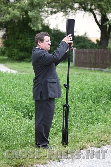 2009.06.11_11.01.28.jpg - Heutzutage gibt es zu den Diensten der Himmels-, Kreuz- und Fahnentr�ger auch einen ganz besonders anspruchsvollen: Lautsprechertr�ger.