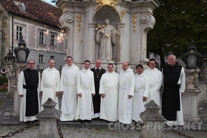 2009.08.14_18.52.06.jpg - Foto mit Abt, Prior und Novizenmeister.