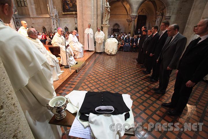 2009.08.14_16.12.24.jpg - Die M�nchs- und Novizen-Gew�nder sind bereit.