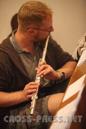 2009.09.04_22.04.11.jpg - Slowakische Studenten musizierten bei der Anbetung.