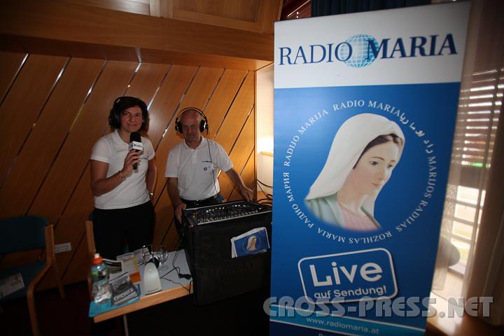 2009.10.08_15.59.20.jpg - Christa Neugebauer und Bernhard Grimm �bertragen den Vortrag von Dr. Schulmeister auf Radio Maria.