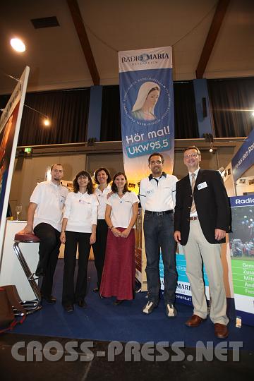 2009.10.08_17.14.07.jpg - Beim Stand von Radio Maria �sterreich.