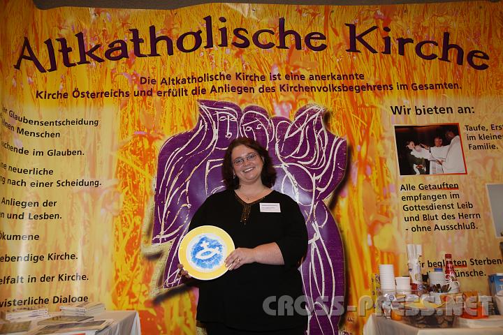2009.10.08_16.30.28.jpg - Ihre Kirche repr�sentierte Dipl.Theol. Sabine Clasani, die junge Pfarrerin der Altkatholiken �sterreichs, die zugleich als erste Frau in dieses Amt gew�hlt und geweiht wurde.