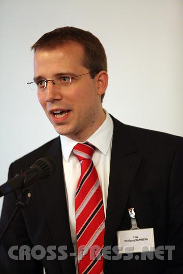 2009.11.21_09.13.35.jpg - Gastreferent Mag. Wolfgang Bamberg (Chefredakteur "Academia"): "Heiligenkreuz als Ort der Spiritualit�t und des gelebten Glaubens - das ist auch ein gro�es Markenzeichen und eine 'Unique selling proposition' gerade in Zeiten st�rkerer Individualisierung und S�kularisierung sind theologisch fundierte Antworten dringend n�tig - Heiligenkreuz ist in der Ausbildung der Priester t�tig - sie tragen das Wissen und den Geist nach drau�en, sie sind das gro�e Kapital der Hochschule."