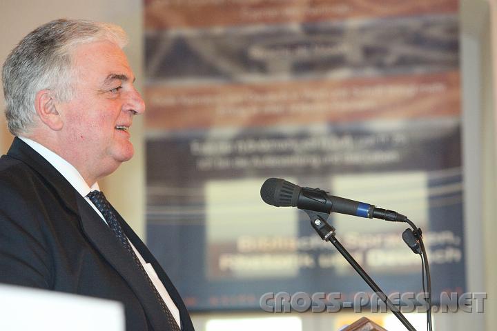 2009.11.21_10.35.35.jpg - Gastreferent Dr. Martin Bolldorf (�sterr. Botschafter im Vatikan) wies auf die Notwendigkeit der st�rkeren internationalen Vernetzung mit anderen Ordenshochschulen hin und �u�erte den Wunsch nach mehr Kontakt Richtung Osteuropa. Die Hochschule sollte sich auch st�rker um die Unterst�tzung der Laien k�mmern, die in einer s�kularisierten und glaubensfeindlichen Umgebung stehen.