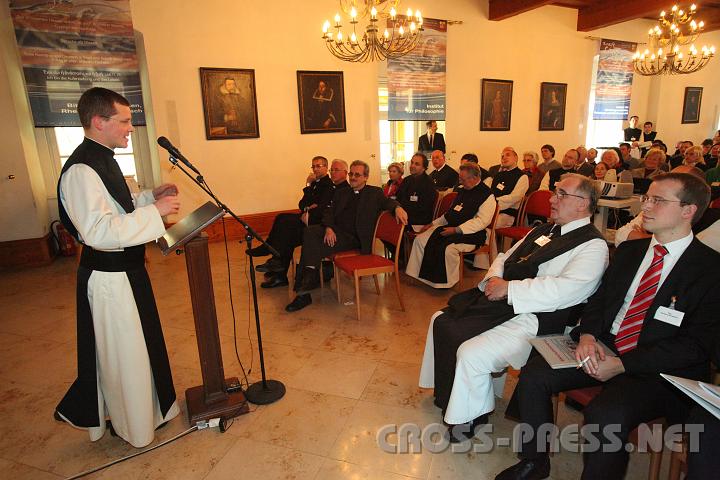 2009.11.20_14.25.57.jpg - Begr��ung durch Frater Johannes Paul Chavanne der die Organisation der Tagung durchf�hrte.  Er ist Assistent am Institut f�r Praktische Theologie, das die Tagung initiierte.