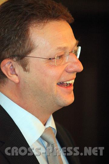 2009.11.21_09.49.56.jpg - Gastreferent Bernhard Meuser (Leiter "Weltbild", Pattloch Verlag) bezeichnet die Hochschule als eine Oase des Geistes und hofft, dass sie nach den Zusammenbr�chen in der Gesellschaft, von welchen der Kollaps des Finanzsystems nur der erste war, f�r die Menschen eine noch wichtigere Lebensquelle sein wird.