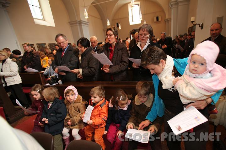 2010.02.28_10.49.09.jpg - Zum Festgottesdienst in der Pfarrkirche Heiligenstadt kamen viele Sch�nstatt-Familien mit ihren Kindern.