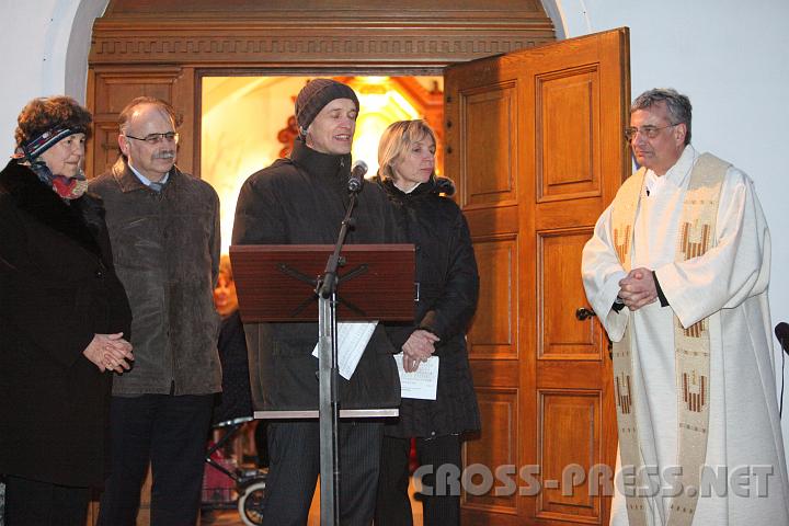 2010.02.28_17.53.28.jpg - Die Leiterfamilien Eva und Erich Berger sowie Martin und Martina Rigler danken P.Werner Kuller und verabschieden ihn.