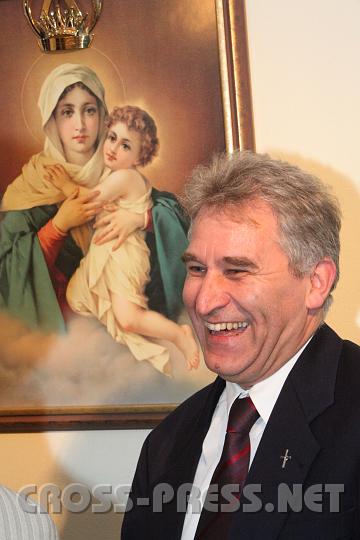 2010.02.28_19.09.50.jpg - P.Felix Str�ssle, unter dem Gandenbild von Sch�nstatt beim Ausklang im Bildungshaus der Marienschwestern am Kahlenberg.