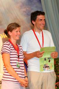 JungFamilienTreffen 2010 Moderator Johannes Reinprecht kündigt das Referentenehepaar Michaela und Robert Schmalzbauer an.