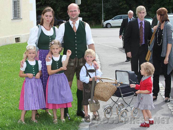 2010.08.15_14.47.46.jpg - So wie diese Familie, kamen viele Festg�ste aus Steiermark um mit "ihren" Frater Damian sein Profess und Diakonweihe zu feiern.