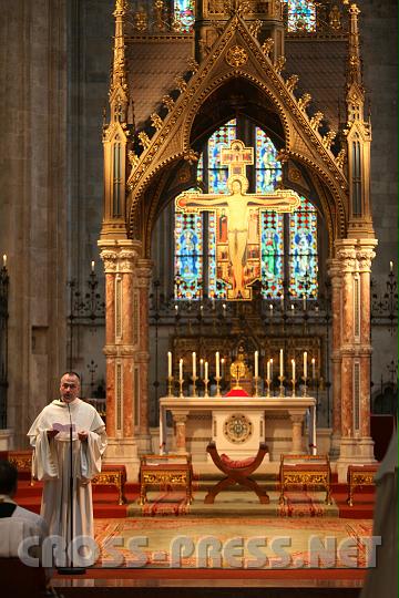 2010.08.15_14.58.20.jpg - Dr.P.Alkuin Schachenmayr k�ndigt die Festivit�ten an.