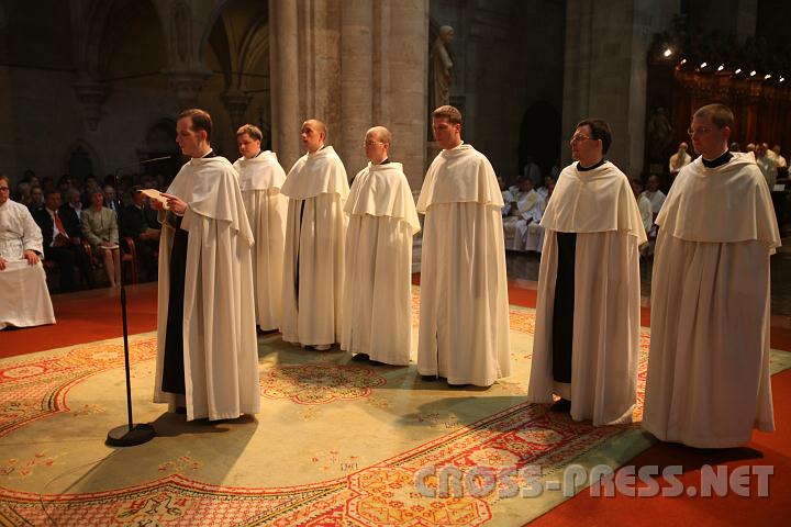 2010.08.15_15.54.37.jpg - Die M�nche legten ihre Profess auf lateinisch ab.