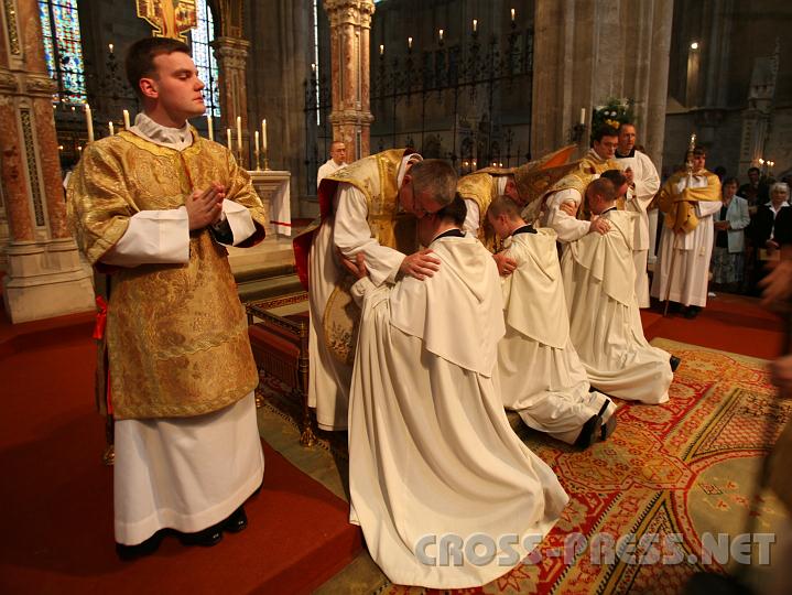 2010.08.15_16.06.12.jpg - Die �bte und Konvikt gratulieren den neuen "ewigen" Br�dern.