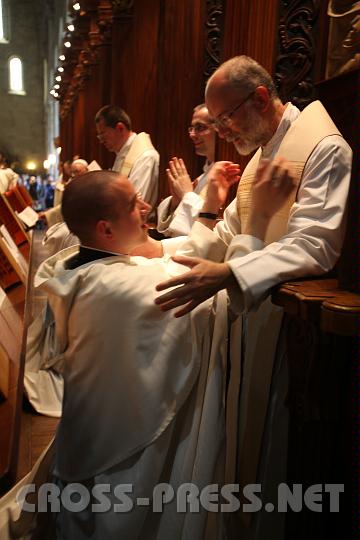 2010.08.15_16.09.37.jpg - Auch alle Mitbr�der gratulieren den neuen "Ewigen".