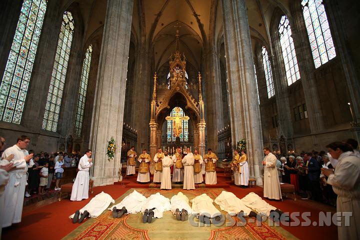 2010.08.15_16.15.43.jpg - Feierliche Profess der sieben Ordensbr�der in der volbesetzten Stiftskirche.