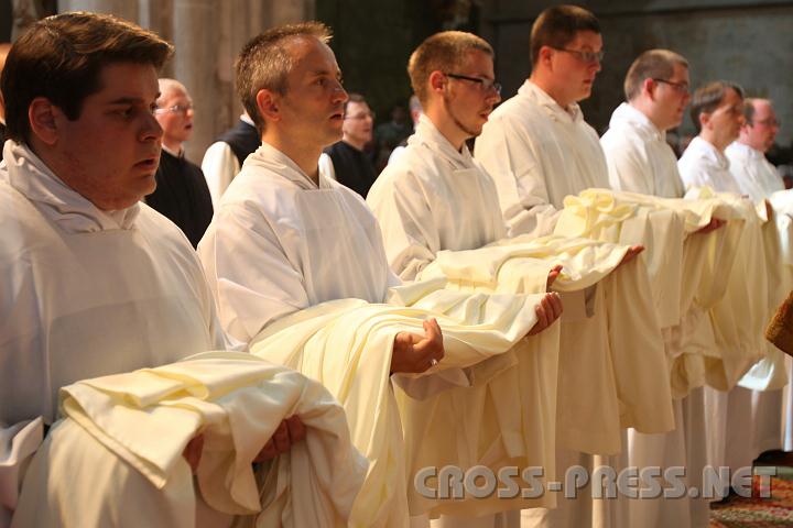 2010.08.15_16.21.36.jpg - Die neuen "M�nche f�rs Leben" bekommen die Kukulle, die zisterziensche Ordenskleidung.