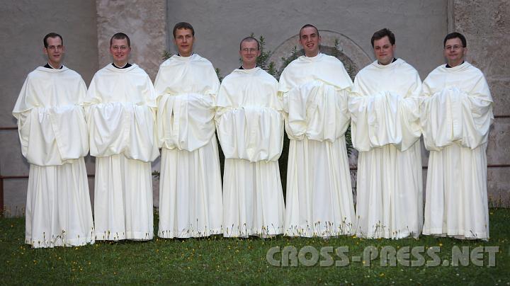 2010.08.15_17.40.13_01.jpg - Die "glorreichen Sieben": P.Dipl.-Ing. Emmanuel Heissenberger aus der Steiermark, P. Johannes Paul Chavanne aus Wien, P.Dipl.-Kfm. Dr. oec. Lic. theol. Justinus Pech aus Hessen, P.Mag. Damian Lienhart aus Graz, P. Bacc. phil. Edmund Waldstein aus Nieder�sterreich, P.Mag. Placidus Beilicke aus Karlsruhe und P. Mag. Tobias Westerthaler aus Wien.   Sie tragen die Kukulle, das Chorgewand der Zisterzienser.
