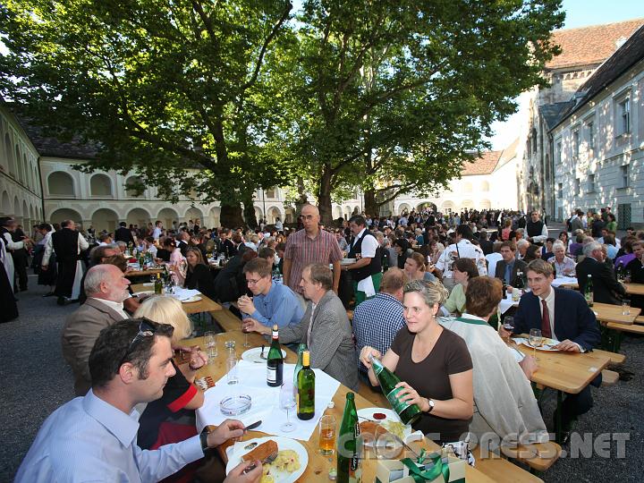 2010.08.15_17.53.46.jpg - Im Stiftshof wurde die heilige Messe mit edlem Messwein gewisserma�en weitergefeiert. :)