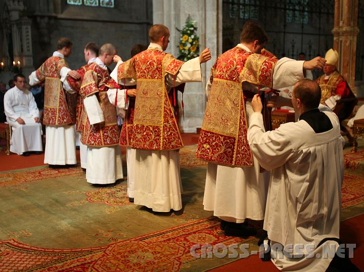 2010.08.16_16.16.58.jpg - Auch Pater Karl Wallner hilft den neuen Diakonen beim Anziehen der Messgew�nder.