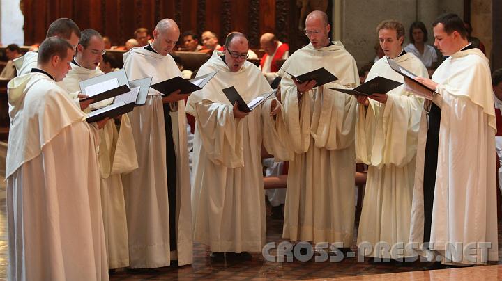 2010.08.16_16.23.36.jpg - Die ber�hmte Heiligenkreuzer Schola.