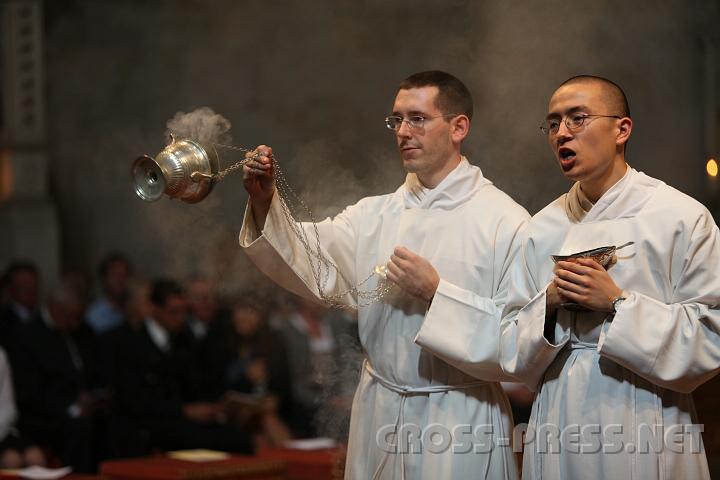 2010.08.16_16.28.56.jpg - Weihr�uchern ist ein sch�ner Dienst, den diese jungen M�nche perfekt beherrschen.  :)