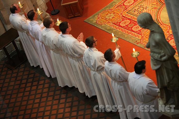 2010.08.16_16.35.16.jpg - Die "Ehrengarde" mit ihren Lanzen, pardon: Kerzen.  ;)