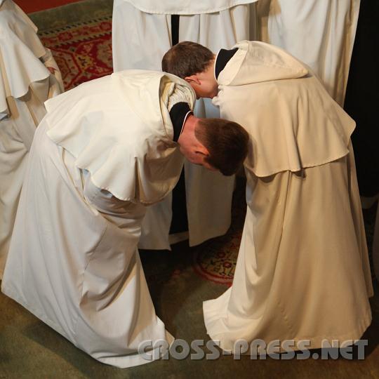 2010.08.16_16.46.53.jpg - Der zisterziensische Friedensgru� k�nnte Nichteingeweihten als Tanzritual vorkommen.  ;))