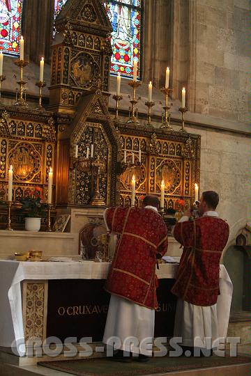2010.08.16_17.00.05.jpg - Ein kleine Entsch�digung f�r den diakonalen Abwaschdienst: sie d�rfen den �briggebliebenen konsekrierten Wein austrinken. :)