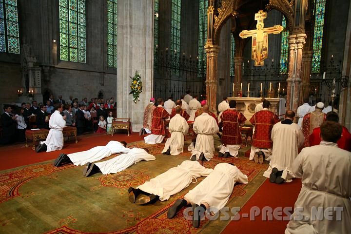 2010.08.16_15.59.05.jpg - Wie bei den meisten Weihen wird die Prostration als Zeichen der Demut vor Gott auch bei der Diakonweihe praktiziert.