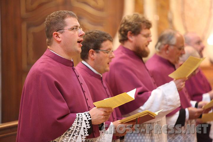 2010.08.27_18.35.07.jpg - Was machen wohl die Chorherren ? Sie singen und beten im Chor. :)